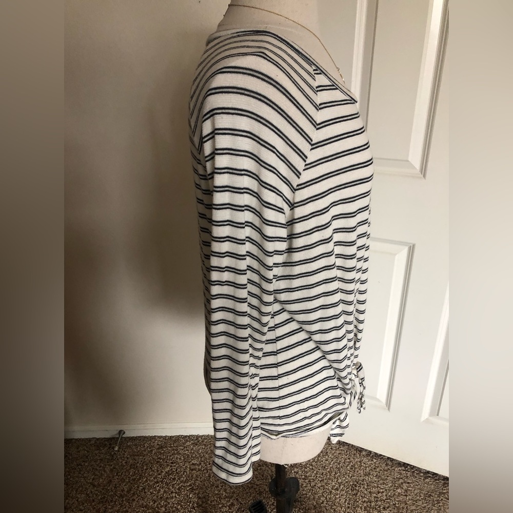 Cute cute cute classic striped stretchy pullover. - Picture 2 of 3